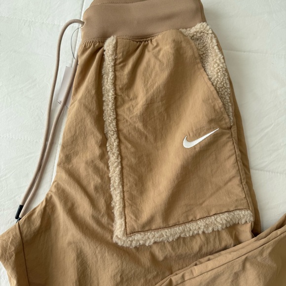 New Women’s Nike nylon Sherpa pocket joggers size medium New with tags - Picture 3 of 10